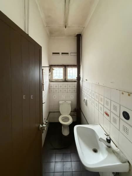 Rumah Teres 2 Tingkat untuk Dijual di Taman Suria (Johor Bahru) - Ee Fong Toh - Bathroom - PropertyGuru.com.my
