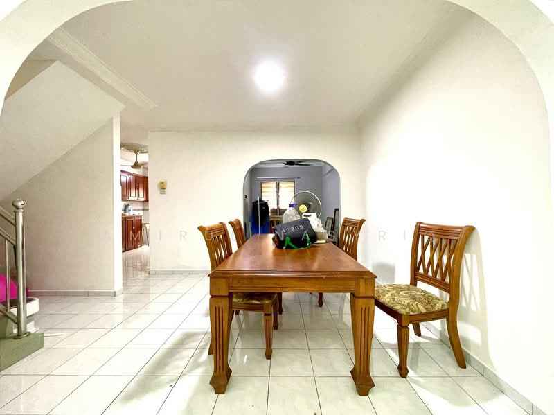 Rumah Teres 2 Tingkat untuk Dijual di Seksyen 19 (Shah Alam) - Amirul Nasyriq - Dining Room - PropertyGuru.com.my