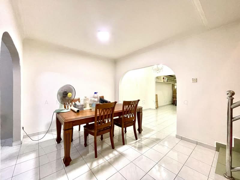 Rumah Teres 2 Tingkat untuk Dijual di Seksyen 19 (Shah Alam) - Amirul Nasyriq - Dining Room - PropertyGuru.com.my