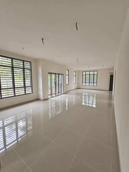 Rumah Banglo untuk Dijual di Bandar Tasik Senangin (Lenggeng) - Jamalatin Mesen - Living Room - PropertyGuru.com.my