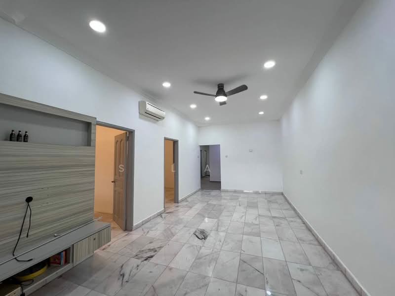 1-storey Terraced House for Rent in Taman Ungku Tun Aminah (Skudai) - Stella Ng - Living Room - PropertyGuru.com.my