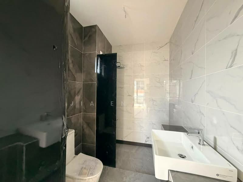 Semi-Detached House for Sale in Bandar Uda Utama (Johor Bahru) - Jia En Lee - Bathroom - PropertyGuru.com.my