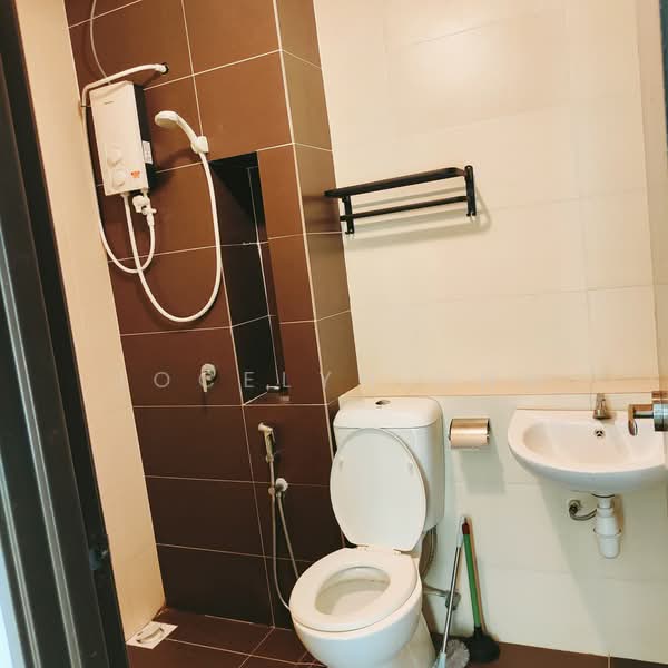 Service Residence for Sale at 8Scape Residence @ Sutera - Jocelyn Onn - Bathroom - PropertyGuru.com.my