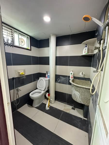 Pangsapuri untuk Dijual di Desa Indah Block 86 - Hong . - Bathroom - PropertyGuru.com.my