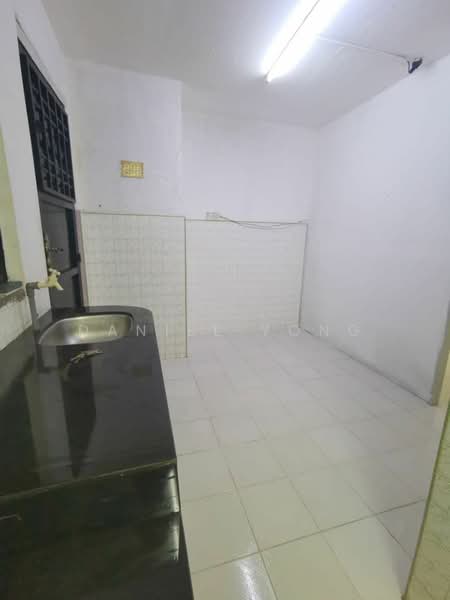 Flat for Sale at Flat Taman Ungku Tun Aminah - Daniel Yong - Kitchen - PropertyGuru.com.my