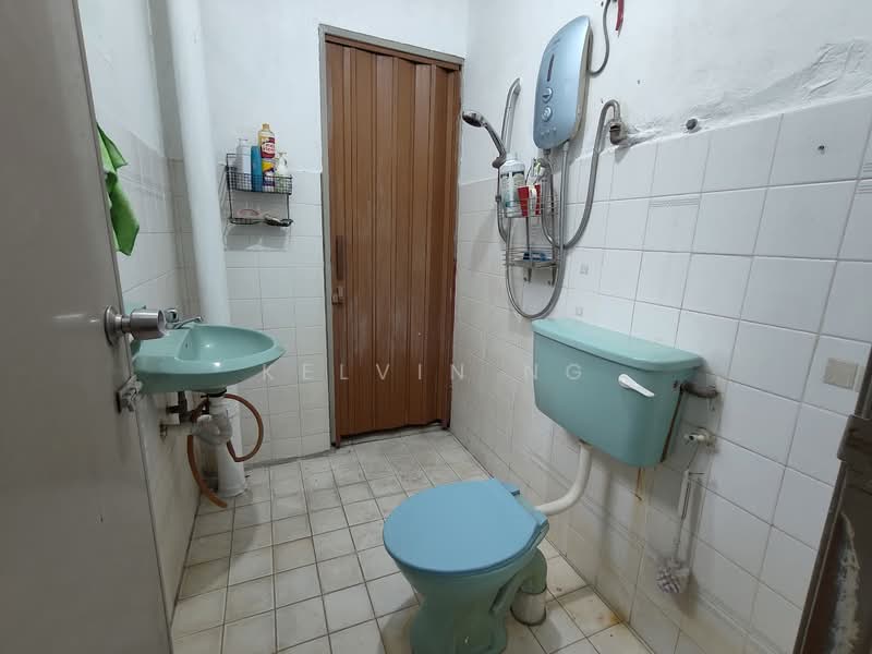 2-storey Terraced House for Sale in Taman Taming Jaya (Balakong) - Kelvin Ng - Bathroom - PropertyGuru.com.my
