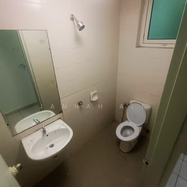Kediaman Servis untuk Dijual di V Residence 3 @ Sunway Velocity - Jannah Ali - Third bathroom - PropertyGuru.com.my
