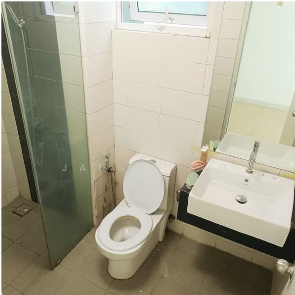 Kediaman Servis untuk Dijual di V Residence 3 @ Sunway Velocity - Jannah Ali - Second Bathroom - PropertyGuru.com.my