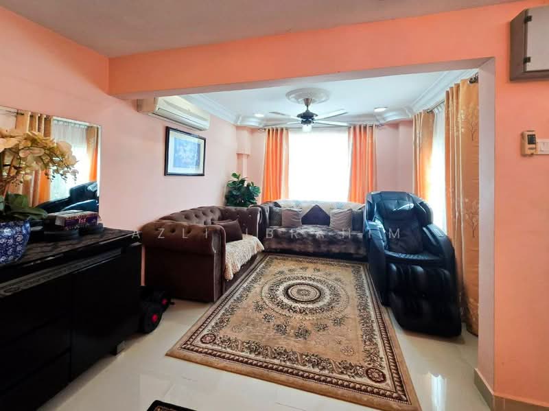 Rumah Teres 2 Tingkat untuk Dijual di Taman Lestari Perdana (Seri Kembangan) - Azli Ibrahim - Living Room - PropertyGuru.com.my