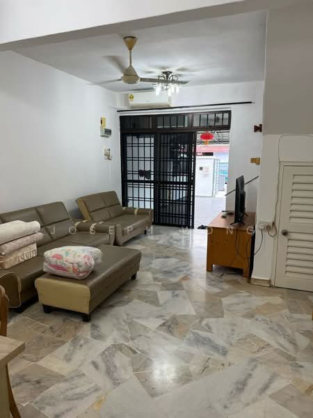 Rumah Teres 2 Tingkat untuk Disewa di Taman Tan Sri Yaacob (Johor Bahru) - Joseph Wong - Living Room - PropertyGuru.com.my