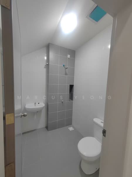 Rumah Teres 2 Tingkat untuk Dijual di Eco Grandeur (Puncak Alam) - Marcus Yeong - Bathroom - PropertyGuru.com.my