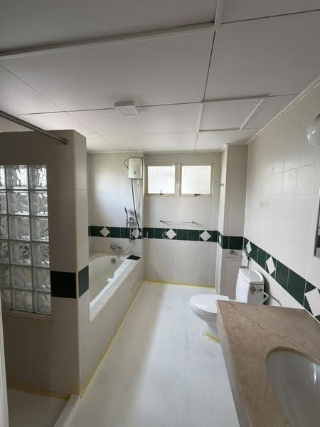 Kondominium untuk Disewa di Bungaraya Condominium - Jc Lee - Bathroom - PropertyGuru.com.my