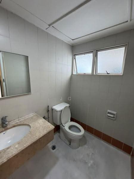 Kondominium untuk Disewa di Bungaraya Condominium - Jc Lee - Bathroom - PropertyGuru.com.my