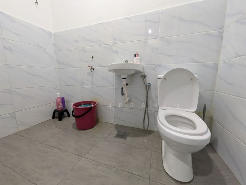 Rumah Berkembar untuk Dijual di Sungai Merab (Dengkil) - Azli Ibrahim - Bathroom - PropertyGuru.com.my