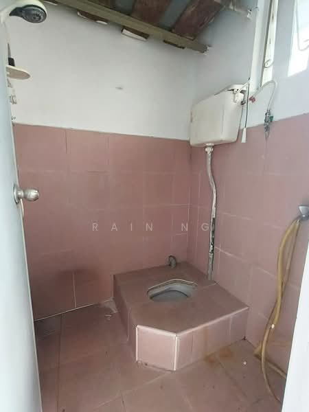 Rumah Flat untuk Dijual di Flat Taman Ungku Tun Aminah - Rain Ng - Bathroom - PropertyGuru.com.my