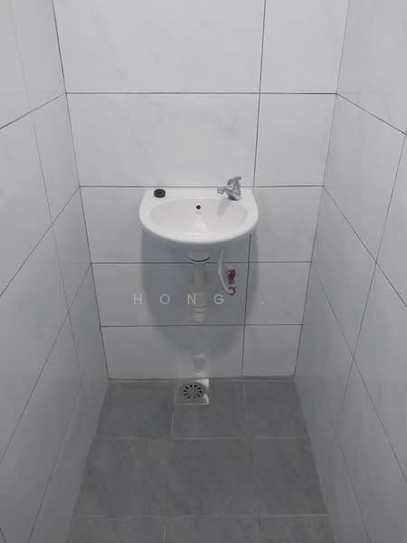 Shop / Office for Rent in Bay Avenue (Bayan Lepas) - Hong . - Bathroom - PropertyGuru.com.my