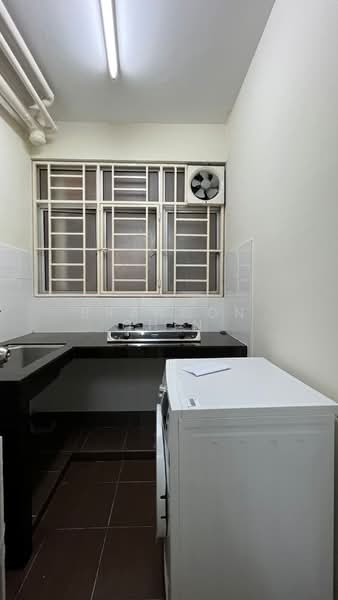 Kondominium untuk Dijual di Platinum Lake PV 20 - Brandon Chin - Kitchen - PropertyGuru.com.my