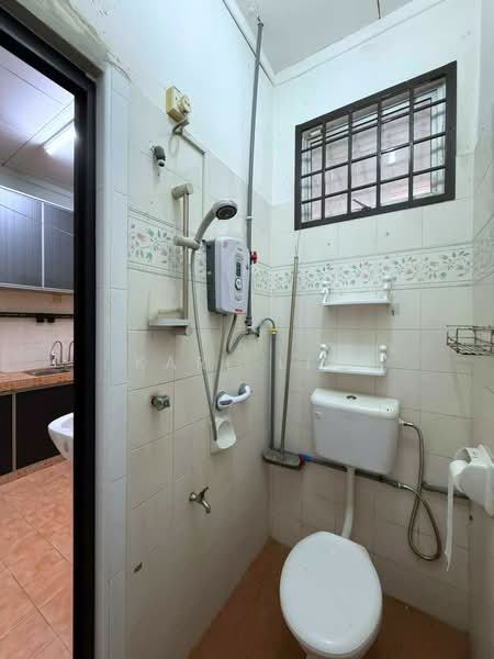 1-storey Terraced House for Sale in Bandar Uda Utama (Johor Bahru) - Karl Lim - Bathroom - PropertyGuru.com.my