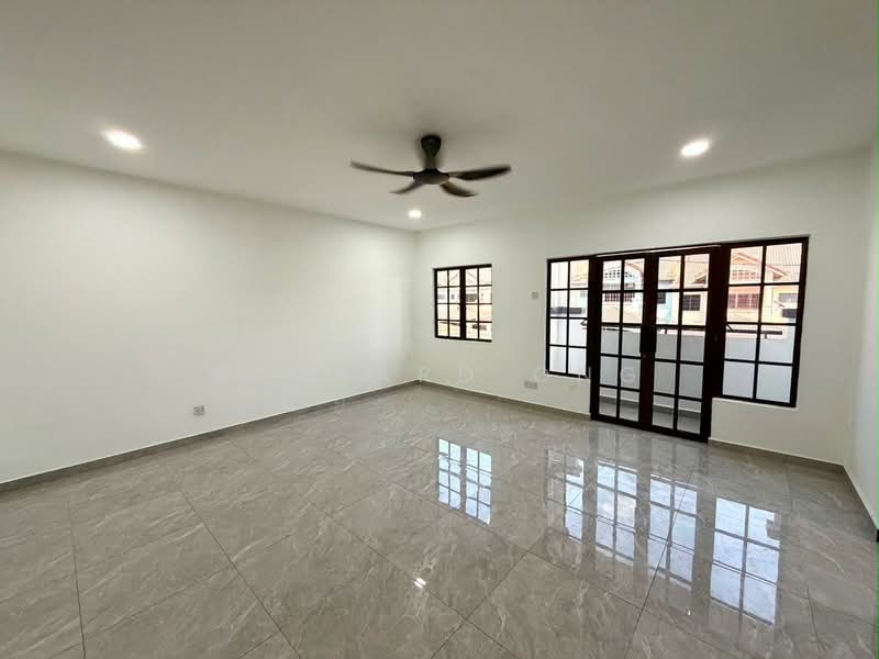 Rumah Teres 2 Tingkat untuk Dijual di Bandar Country Homes (Rawang) - Bernard Ong - Living Room - PropertyGuru.com.my