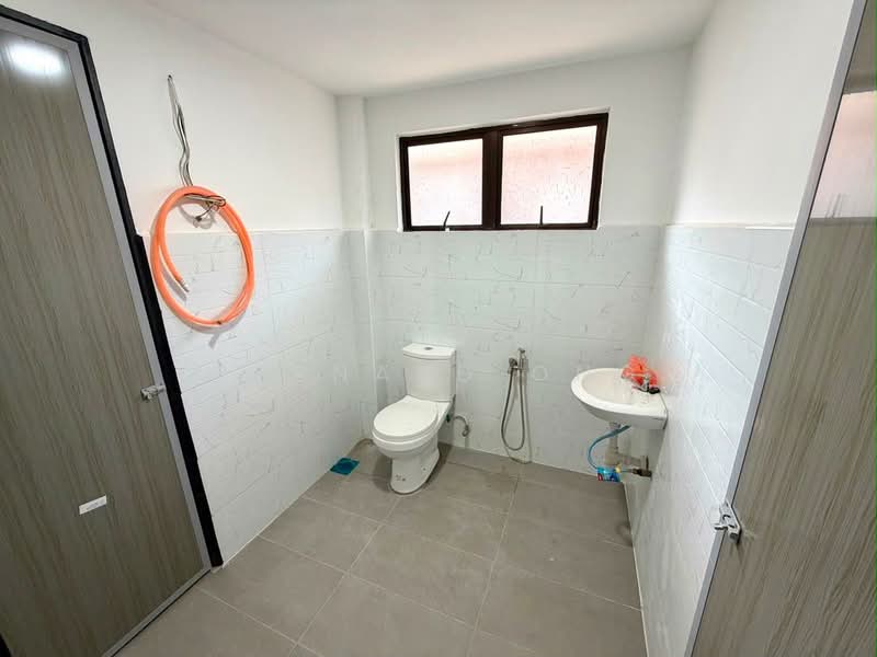 Rumah Teres 2 Tingkat untuk Dijual di Bandar Country Homes (Rawang) - Bernard Ong - Bathroom - PropertyGuru.com.my