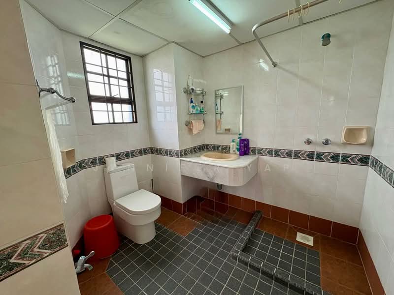 Pangsapuri untuk Dijual di Mawar Apartment - Jennifer Yap - Master bathroom - PropertyGuru.com.my