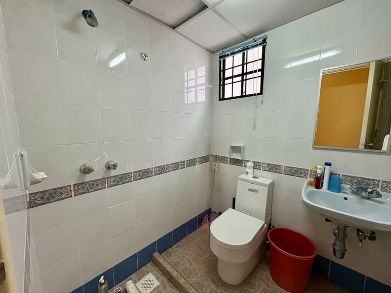 Pangsapuri untuk Dijual di Mawar Apartment - Jennifer Yap - Common bathroom - PropertyGuru.com.my