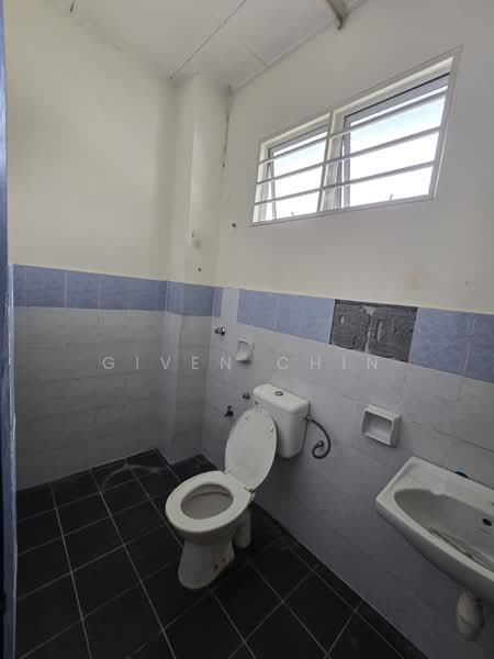 2-storey Terraced House for Sale in Bandar Putra Permai (Seri Kembangan) - Given Chin - Bathroom - PropertyGuru.com.my