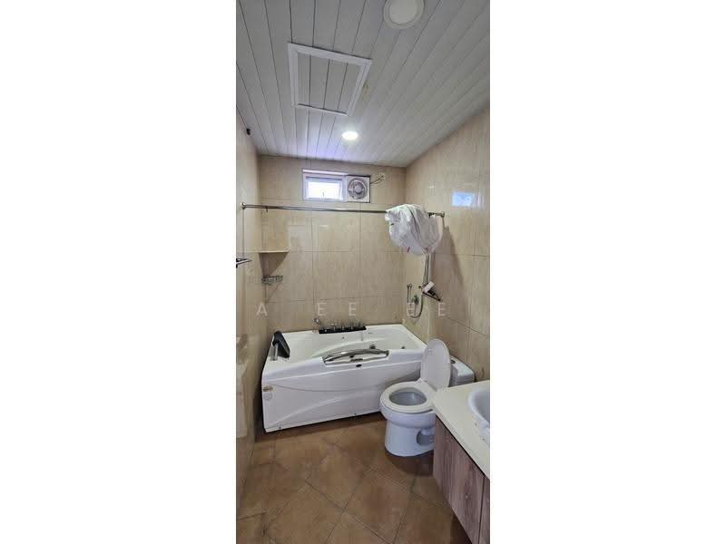 Rumah Berkembar untuk Dijual di Island Glades (Jelutong) - A Ee Ee - Bathroom - PropertyGuru.com.my