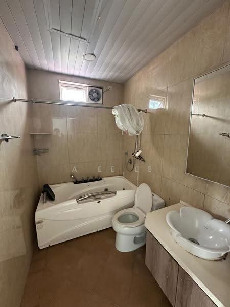 Rumah Berkembar untuk Dijual di Island Glades (Jelutong) - A Ee Ee - Bathroom - PropertyGuru.com.my