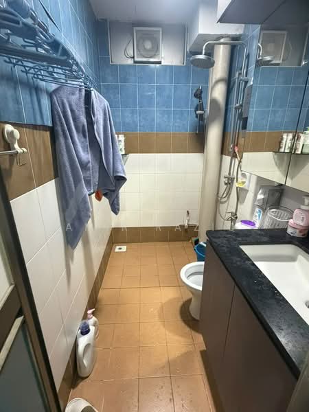 Pangsapuri untuk Dijual di Kipark Apartment - Amir Raziq - Bathroom - PropertyGuru.com.my