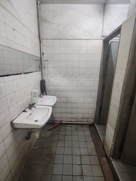 Kilang untuk Dijual di Johor Bahru (Johor) - Kim Loh - Bathroom - PropertyGuru.com.my
