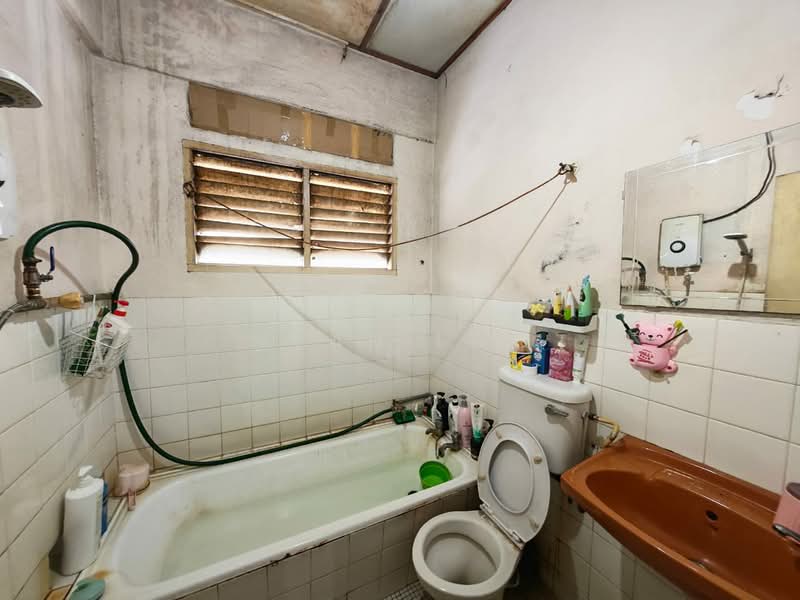 2-storey Terraced House for Sale in Seksyen 17 (Petaling Jaya) - Ivan Lee - Bathroom - PropertyGuru.com.my