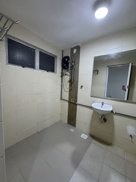 Kondominium untuk Disewa di Endah Regal Condominium - Eldon Chong - Bathroom - PropertyGuru.com.my