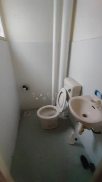 Pangsapuri untuk Disewa di Lakeview Apartments - Eason Hong - Bathroom - PropertyGuru.com.my