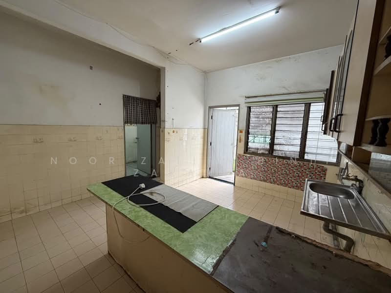 Rumah Teres 2 Tingkat untuk Dijual di Seksyen 8 (Shah Alam) - Noor Zalifa Binti Zakaria - Kitchen - PropertyGuru.com.my