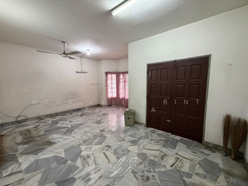 Rumah Teres 2 Tingkat untuk Dijual di Seksyen 8 (Shah Alam) - Noor Zalifa Binti Zakaria - Living Room - PropertyGuru.com.my