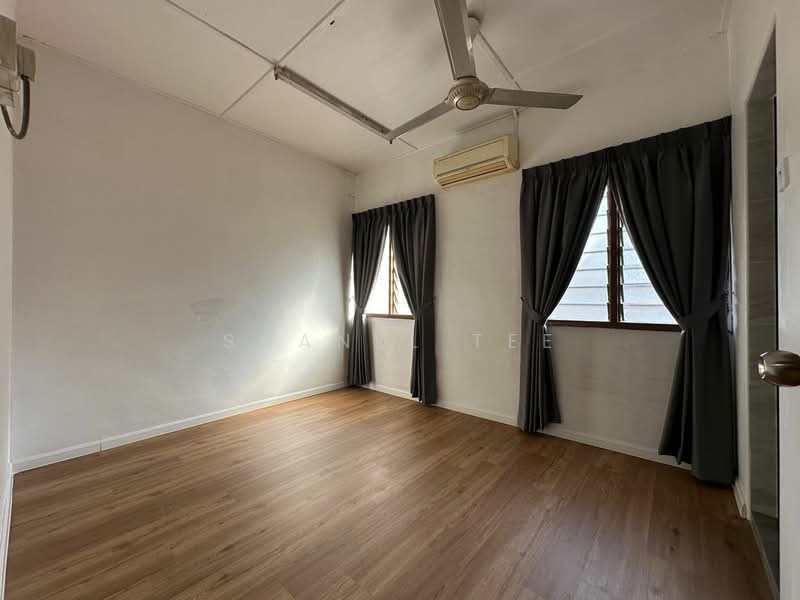 2-storey Terraced House for Rent in Taman Berlian Biru (Kluang) - Shanel Tee - Bedroom - PropertyGuru.com.my