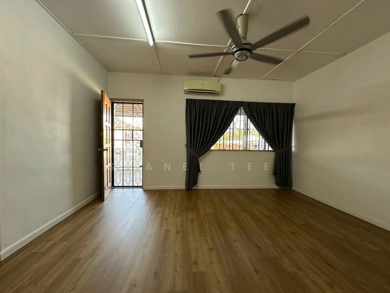 2-storey Terraced House for Rent in Taman Berlian Biru (Kluang) - Shanel Tee - Living Room - PropertyGuru.com.my