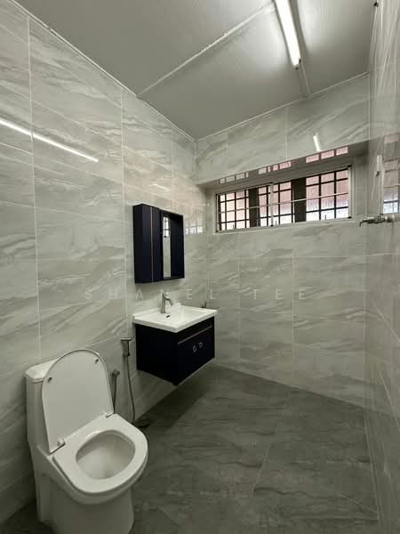 2-storey Terraced House for Rent in Taman Berlian Biru (Kluang) - Shanel Tee - Bathroom - PropertyGuru.com.my