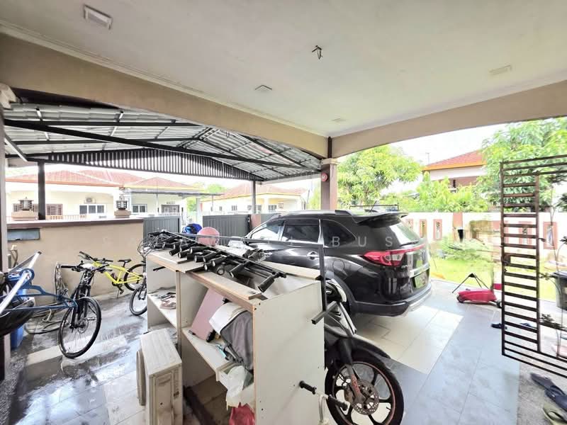 Semi-Detached House for Sale in Shah Alam (Selangor) - Salawati Busro - Car Park - PropertyGuru.com.my