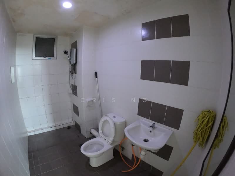 Kondominium untuk Dijual di The Golden Triangle Condominium - Cris Ng - Bathroom - PropertyGuru.com.my