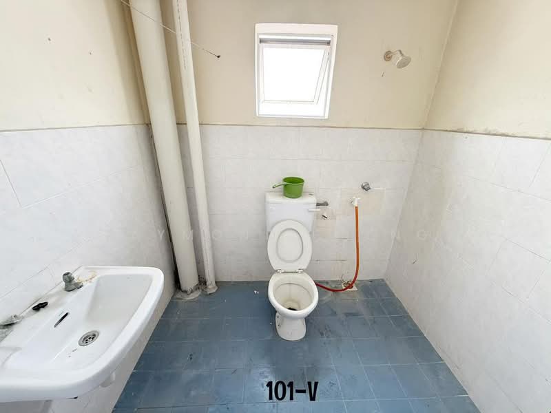 Apartment for Sale at Pangsapuri Perdana Villa - Raymond Cheng - Bathroom - PropertyGuru.com.my