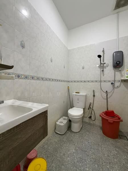 1-storey Terraced House for Sale in Taman Molek (Johor Bahru) - Benjamin Ong - Bathroom - PropertyGuru.com.my