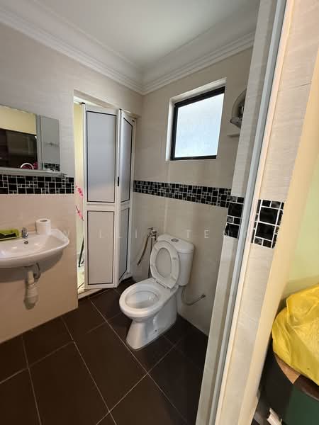 Rumah Teres untuk Dijual di Taman Desa Serdang (Seri Kembangan) - Willie Teng - Bathroom - PropertyGuru.com.my