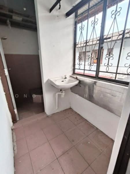 Flat for Sale at Flat Taman Ungku Tun Aminah - Ong Lih Shyan - Bathroom - PropertyGuru.com.my