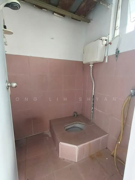 Flat for Sale at Flat Taman Ungku Tun Aminah - Ong Lih Shyan - Bathroom - PropertyGuru.com.my