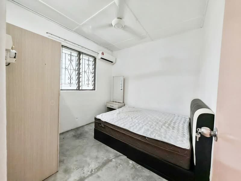 Flat for Sale at Flat Taman Ungku Tun Aminah - Ong Lih Shyan - Bedroom - PropertyGuru.com.my