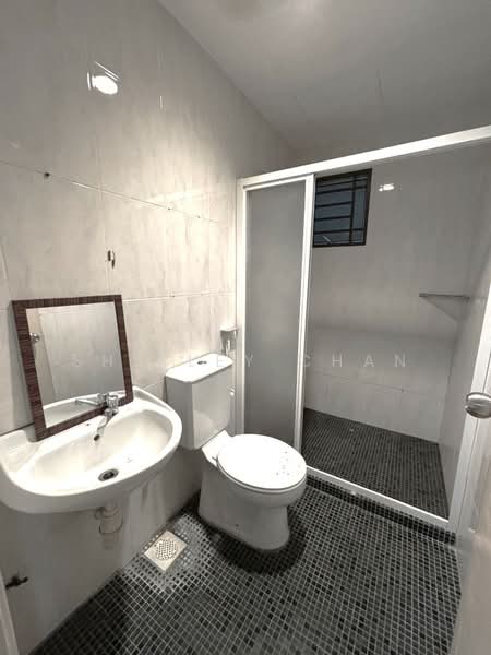Servis Apartment untuk Dijual di Connaught Avenue - Shirley Chan - Bathroom - PropertyGuru.com.my
