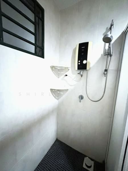 Servis Apartment untuk Dijual di Connaught Avenue - Shirley Chan - Bathroom - PropertyGuru.com.my