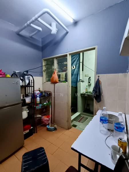 Pangsapuri untuk Dijual di Putra Permai Block D - Helen Wan - Kitchen - PropertyGuru.com.my